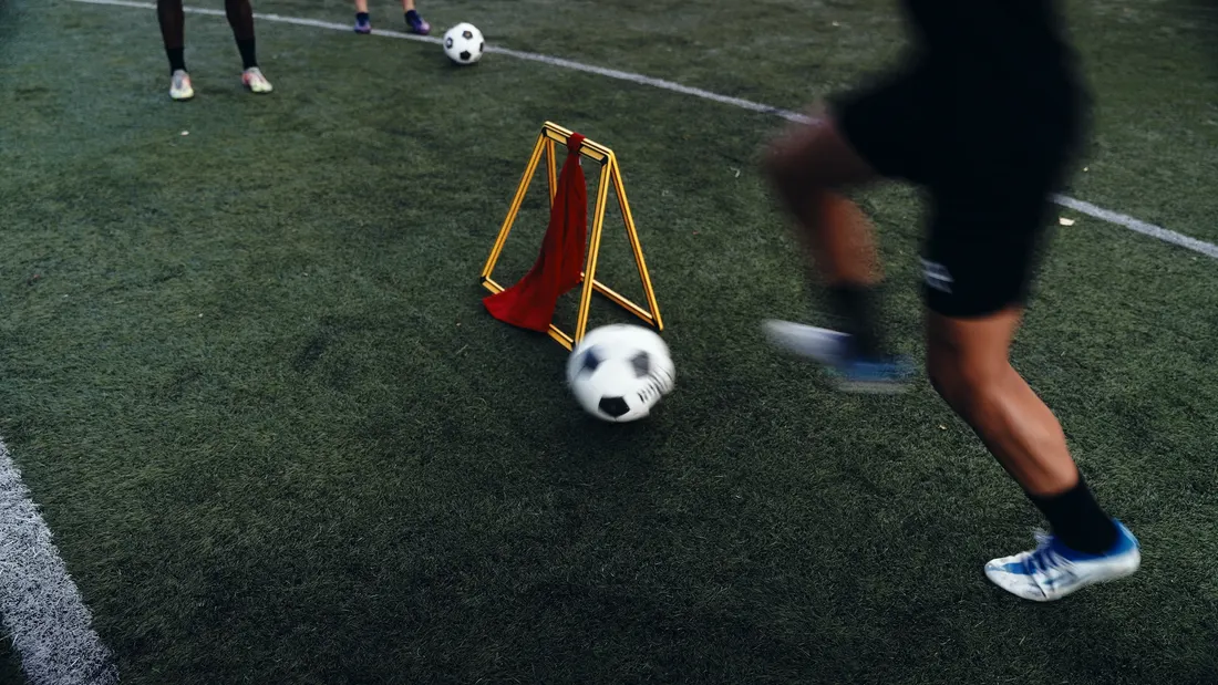 Voetbaltraining op het veld